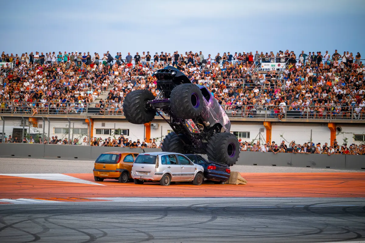 Los Monster Trucks culminan la primera jornada de ROOW y Supercars en el Circuit Ricardo Tormo