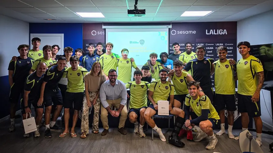 El Atlético Levante UD recibe una charla sobre educación y planificación financiera de la mano de Caixa Popular