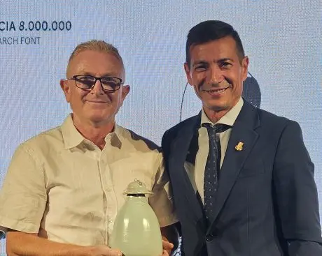 Manel Pitarch recibe en Burjassot el XXIV Premio de Poesía Vicent Andrés Estellés por «Sentència 8.000.000»
