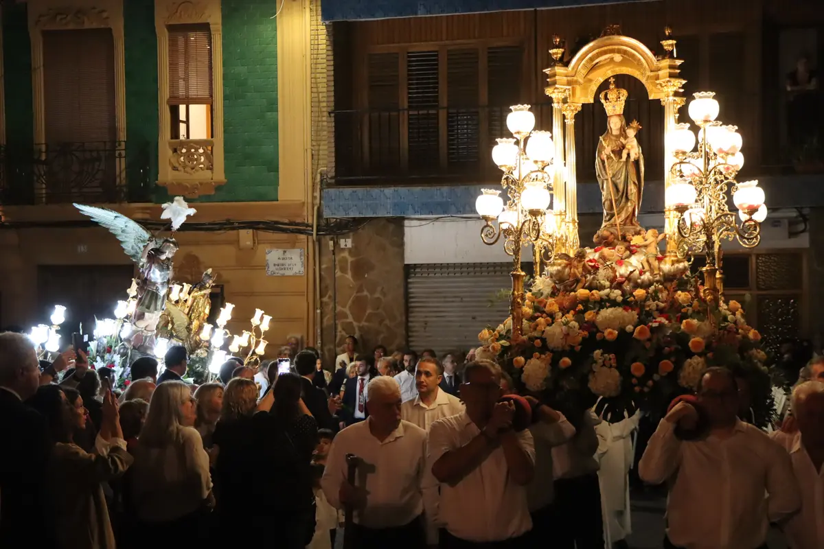 Burjassot vive los días grandes de las fiestas en honor a su patrona, la Virgen de la Cabeza, y San Miguel Arcángel