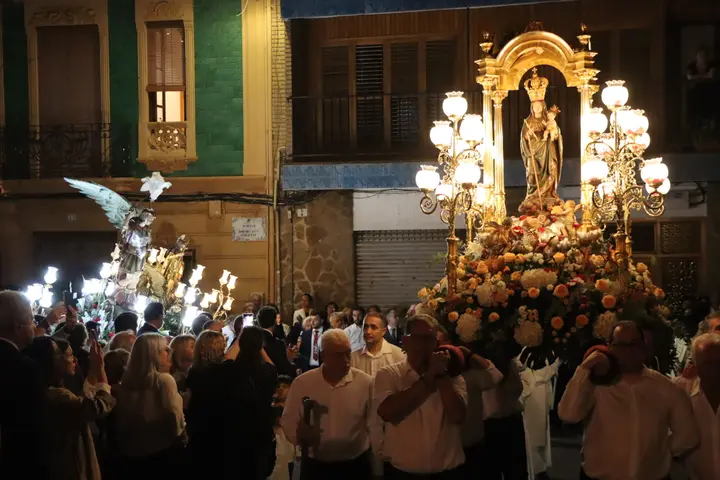 Burjassot vive los días grandes de las fiestas en honor a su patrona, la Virgen de la Cabeza, y San Miguel Arcángel