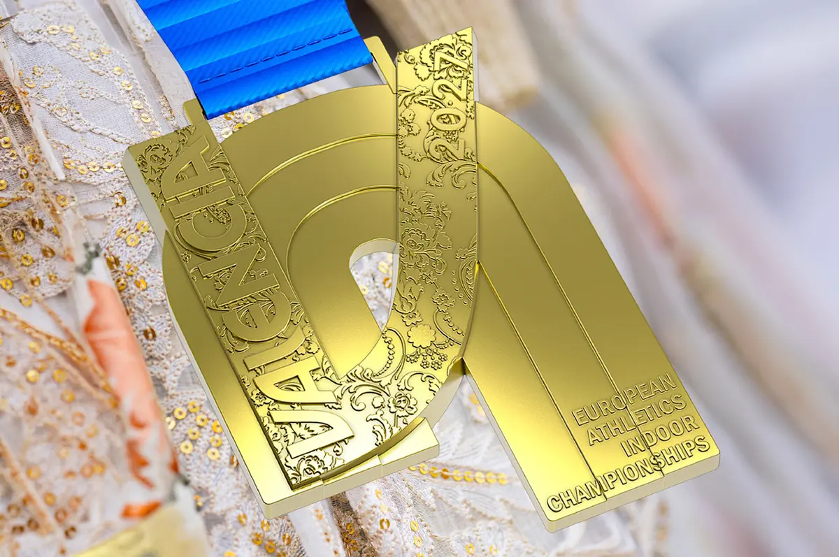 València 2027 presenta les seues medalles, un homenatge a la seda fallera i a la identitat valenciana