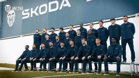 Valencia CF showcase the new Blackcape and Martinelli collection in the 2025/26 official team photo