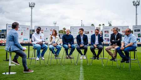 The 3rd Cor Blanquinegre Schools Tournament “Pepe Claramunt” brings together 50 students with Valencia CF legend Pepe Claramunt and Diego López