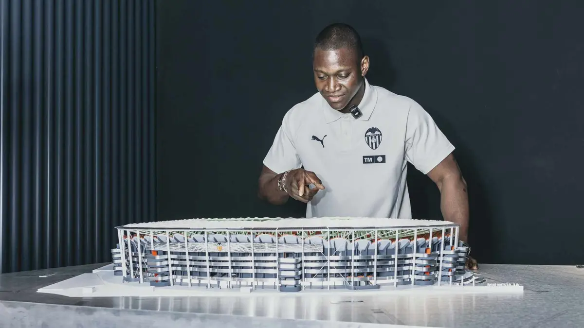 Dieng, Sato and Guido visit the Experience Center for a closer look at the Nou Mestalla