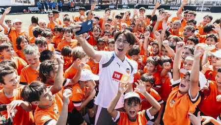 Sato present at the Valencia CF summer camp