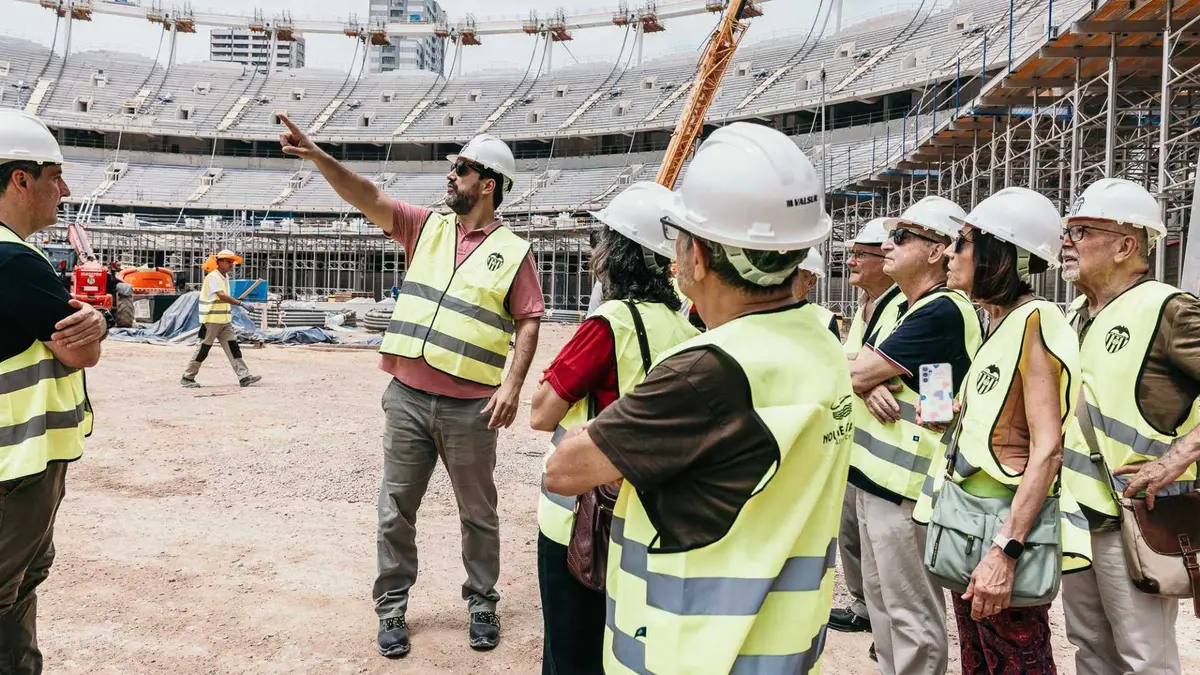 Benicalap-Entrecaminos neighbourhood association visits the Nou Mestalla