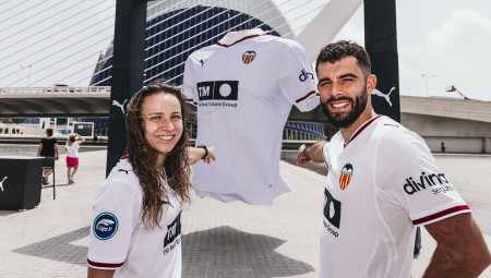Luis Rioja and Pauleta Sancho react to the two giant Home Kit 2026–27 shirts, displayed next to Mestalla Stadium and the City of Arts and Sciences