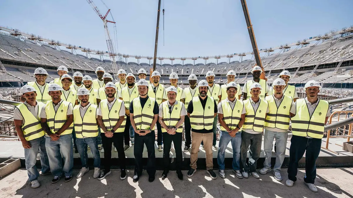 Kiat Lim visits the Nou Mestalla with the men's first team