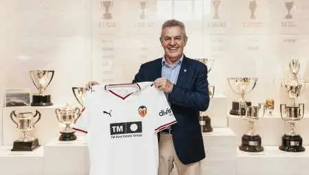 Javier Aguirre: “No se le puede decir que no al Valencia CF. Es un histórico de LALIGA, del fútbol mundial y con una afición brutal”