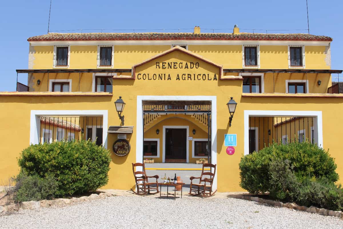 Escapada entre viñedos en València: noche, cata y cena exclusiva
