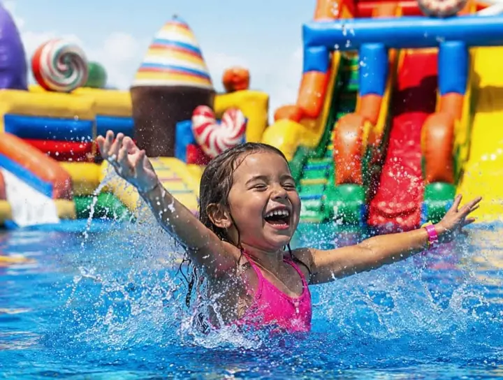 Vive un verano refrescante en el parque acuático WOW de València